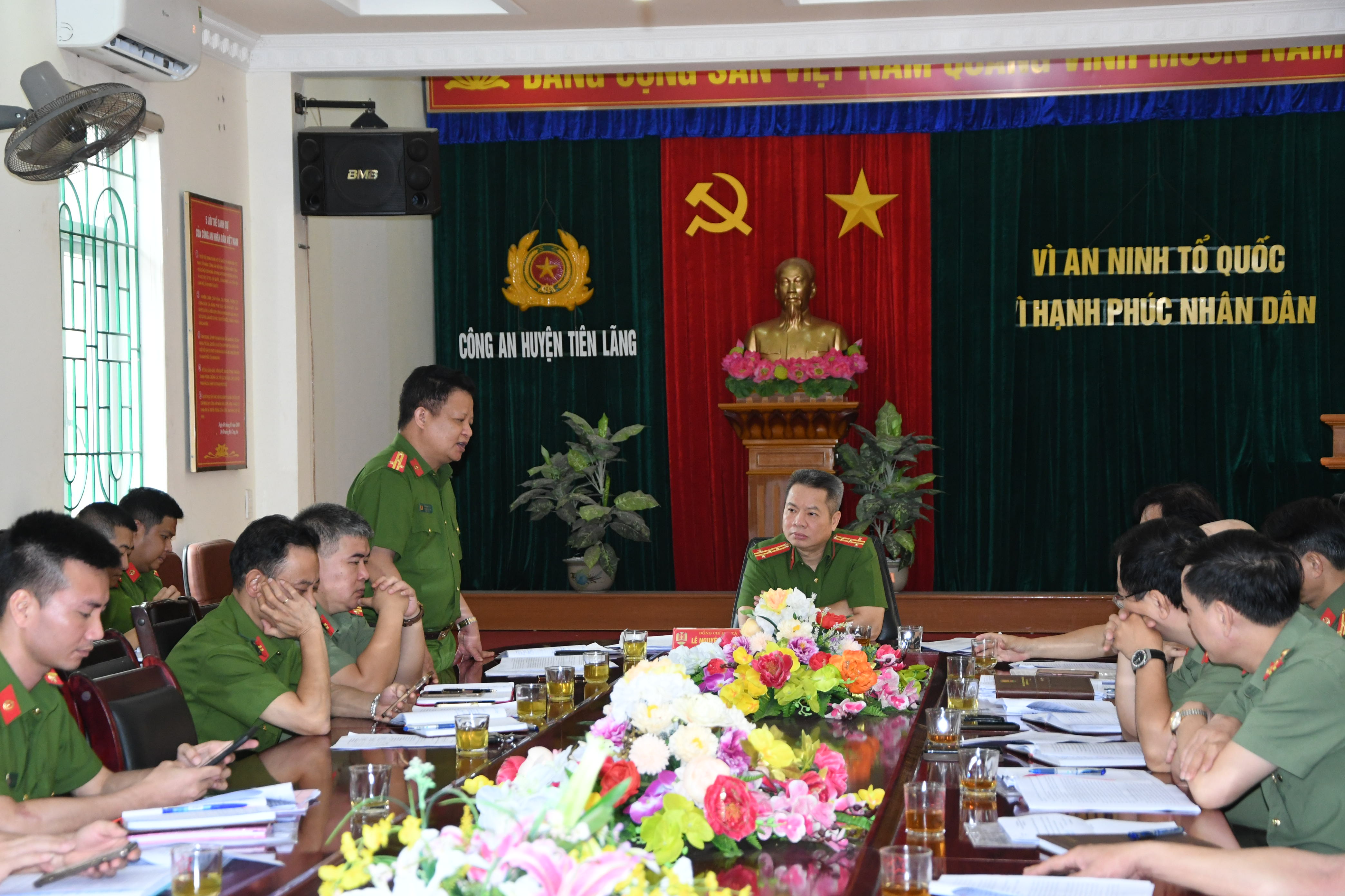 Phó Giám đốc CATP Lê Nguyên Trường kiểm tra công tác đầu năm tại Công an huyện Tiên Lãng